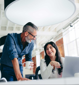Overleggende collega's bij laptop