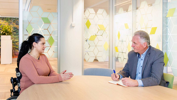 Twee personen in gesprek rond de tafel