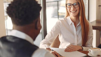 Twee lachende personen in gesprek