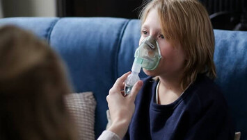 Kind met een zuurstofmasker