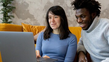Twee personen voor een laptop