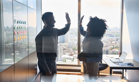 High fivende personen