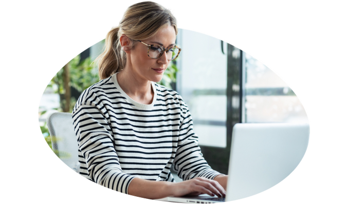 Vrouw achter laptop