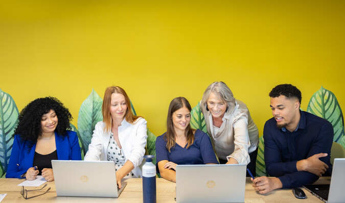 Collega's voor gele muur