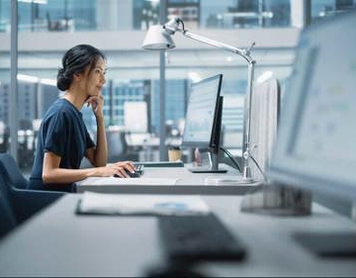 Persoon achter computer