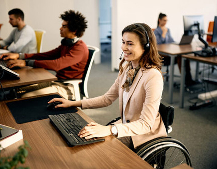 Personen achter computer