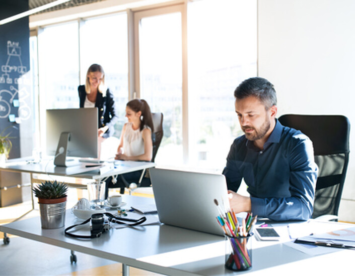 Man werkend aan bureau