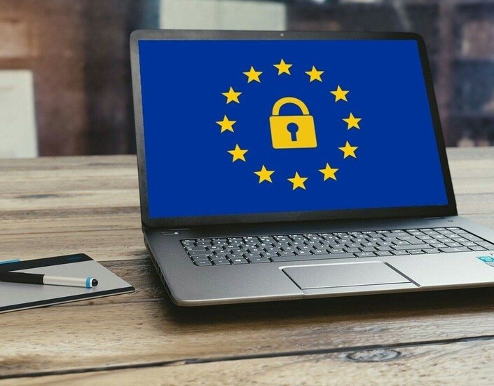 Laptop met Europese vlag met een slot in het midden