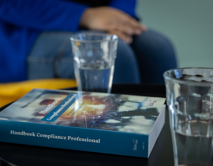 Handboek Compliance Professional op tafel