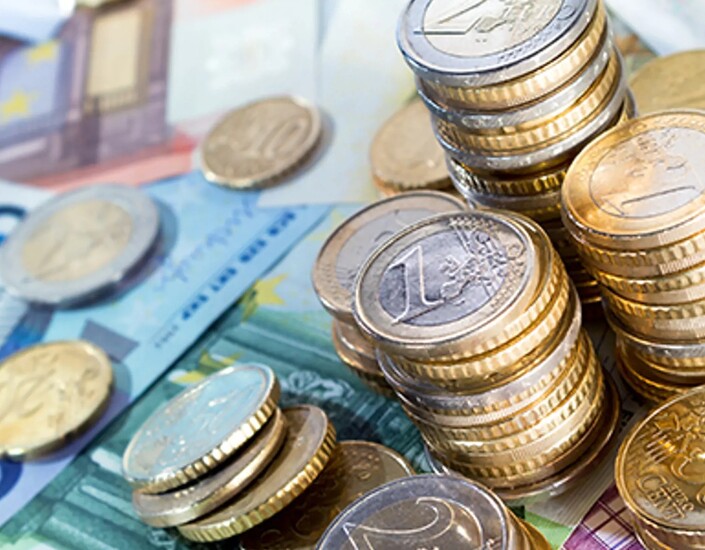 Eurobriefjes en munten op tafel
