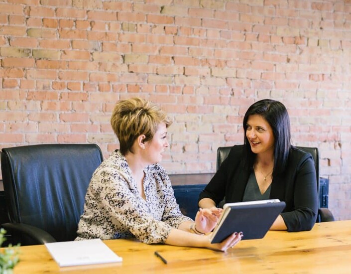 Overleggende collega's aan bureau