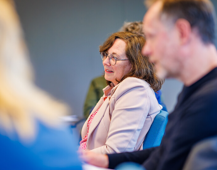 Ingezoomde foto van personen in kring