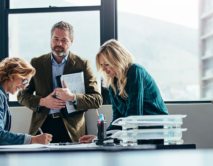Collega's in overleg bij het raam